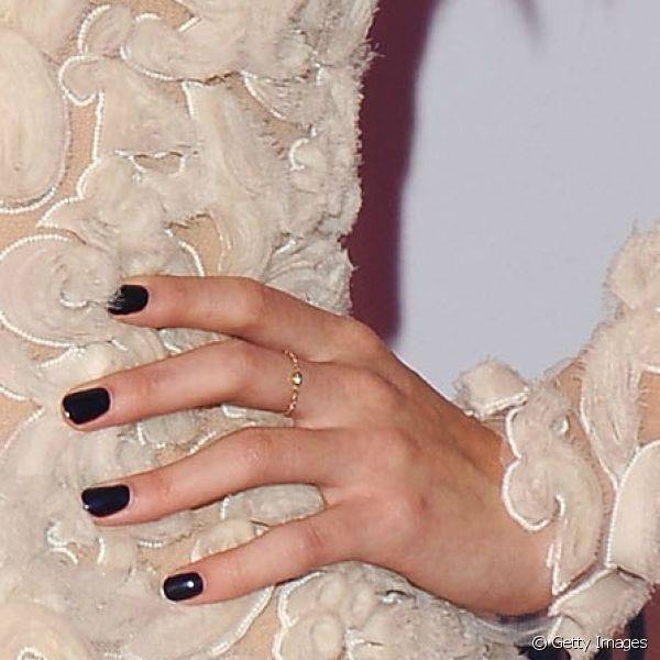 O esmalte preto ? um cl?ssico nas sofisticadas unhas de Selena, que exibiu a cor no 
